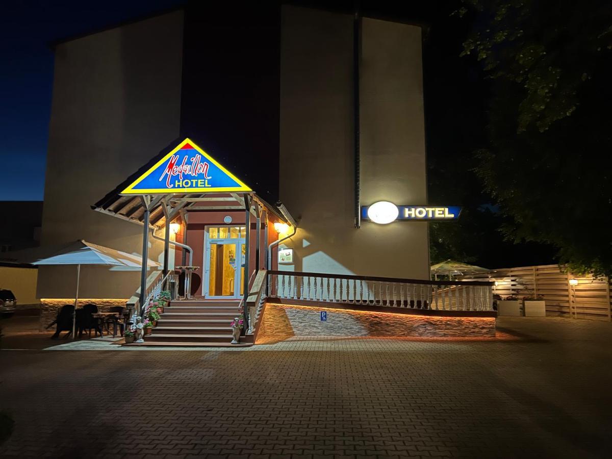 Hotel Medaillon Magdeburg Ngoại thất bức ảnh